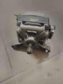 Motore e pompa acqua lavatrice Ariston AVXL 88