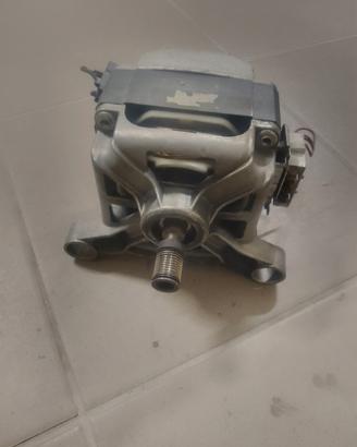 Motore e pompa acqua lavatrice Ariston AVXL 88