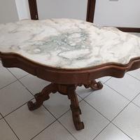 Tavolino  da salotto con piano in marmo sagomato