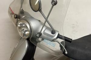 Vespa Piaggio LX50 grigia
