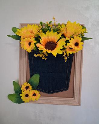 Cornice in legno decorata con Girasoli e Jeans.