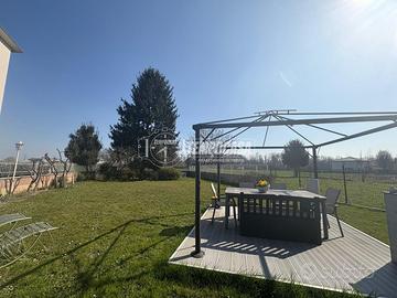 Ampio bilocale con giardino e box doppio