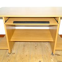 scrivania in legno su ruote girevoli