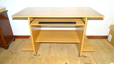 scrivania in legno su ruote girevoli