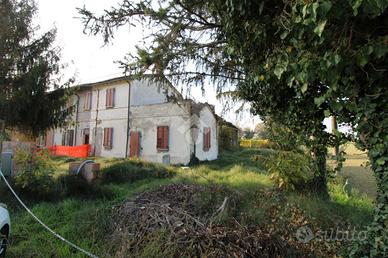 CASA SEMINDIPENDENTE A RUSSI