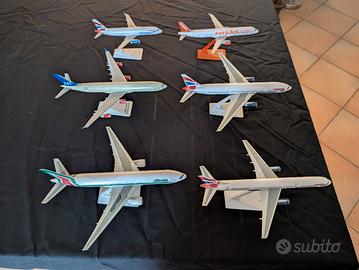 Vari modelli di aereo in plastica 