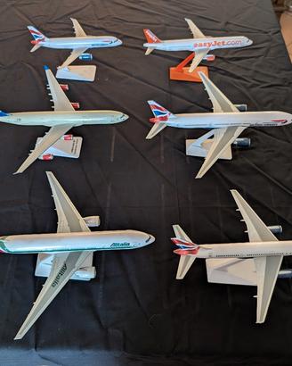 Vari modelli di aereo in plastica 