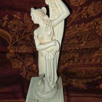 statua in gesso che raffigura la Venere Callipigia