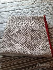 Trapunta matrimoniale leggera double-face.