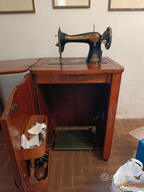 Singer d'epoca a pedale con mobile a scomparsa
