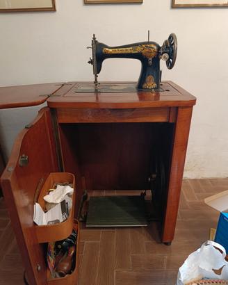 Singer d'epoca a pedale con mobile a scomparsa