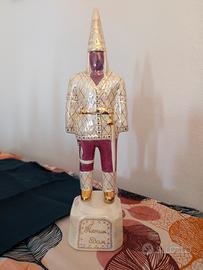 Statuetta in porcellana raffigurante l'Uomo d'Oro