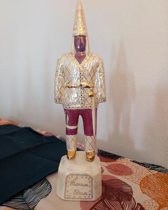 Statuetta in porcellana raffigurante l'Uomo d'Oro