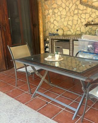 Tavolo e sedie da giardino