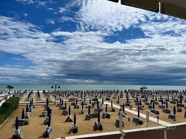 TRILOCALE FRONTE MARE CON PISCINA