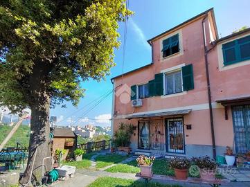CASA SEMINDIPENDENTE A GENOVA