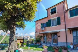 CASA SEMINDIPENDENTE A GENOVA