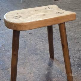 sgabello in legno 