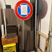 Pali divieto di sosta