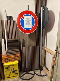 Pali divieto di sosta