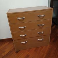 Piccola cassettiera.
