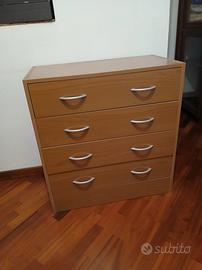 Piccola cassettiera.
