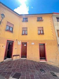 Palazzo / Stabile di 289 m² con più di 5 locali a 