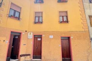 Palazzo / Stabile di 289 m² con più di 5 locali a 