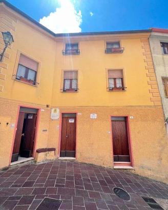 Palazzo / Stabile di 289 m² con più di 5 locali a 