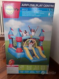 Castello gonfiabile per feste di compleanno.