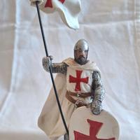 Cavaliere Templare con bandiera e scudo.