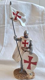 Cavaliere Templare con bandiera e scudo.