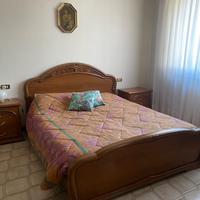 letto matrimoniale con due comodini 