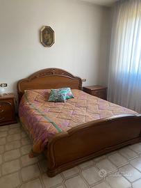 letto matrimoniale con due comodini 