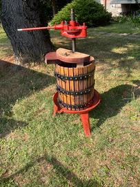 Torchio a leva per vino