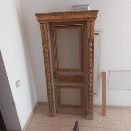 portale antico dorato e intagliato