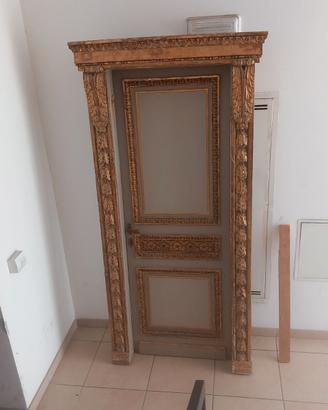 portale antico dorato e intagliato