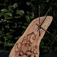 Orologio da tavolo in legno pirografato 