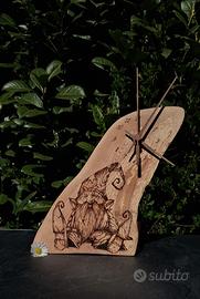 Orologio da tavolo in legno pirografato 