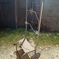 carrello vintage con ruote in metallo 