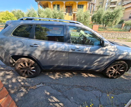 Jeep cherokee SUV 4WD anno 2015