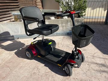 Scooter elettrico 4 ruote per persone anziane.