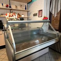 Bancone frigo con vetrina e bancone sotto cassa