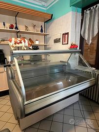 Bancone frigo con vetrina e bancone sotto cassa