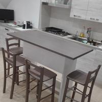 Isola cucina con 4 sgabelli in legno massiccio
