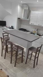 Isola cucina con 4 sgabelli in legno massiccio