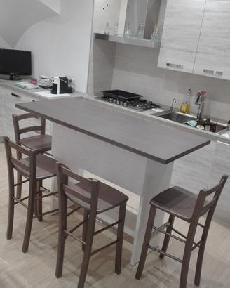 Isola cucina con 4 sgabelli in legno massiccio