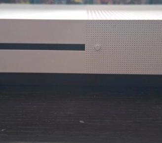 Xbox One S + 2 controller 