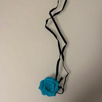 Collana con fiore azzurro