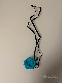 Collana con fiore azzurro